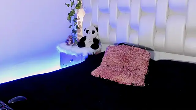 Snapshot of BeckyRusso chatting on February 2025 06:04:02 PM BeckyRusso online show from February 2025 06:04:02 PM