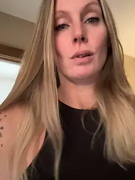 ItsDanniG online show from December 2024 06:39:02 PM