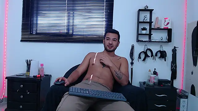 Snapshot of KinkyAllisonSub chatting on January 2025 03:38:01 PM KinkyAllisonSub online show from January 2025 03:38:01 PM