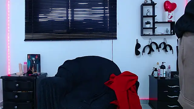 Snapshot of KinkyAllisonSub chatting on February 2025 09:15:01 PM KinkyAllisonSub online show from February 2025 09:15:01 PM