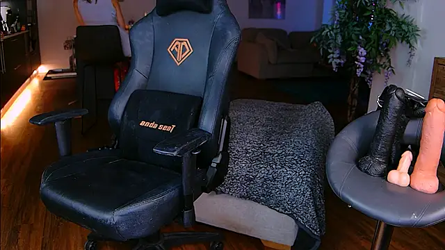 Snapshot of GoddessElizabethX chatting on April 2026 06:46:01 PM GoddessElizabethX online show from April 2026 06:46:01 PM