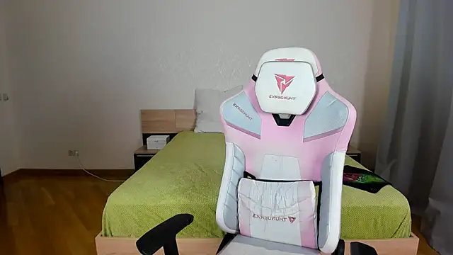 Snapshot of Cowell_Adelina chatting on November 2025 09:34:01 AM Cowell Adelina online show from November 2025 09:34:01 AM