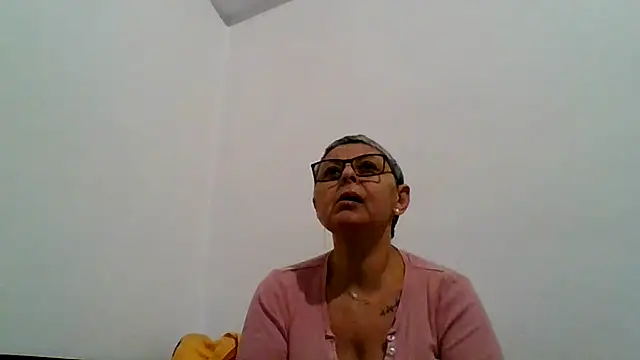 roseblak42 online show from December 2025 03:31:01 PM