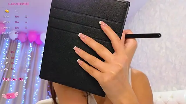 Snapshot of LaraSkinny chatting on December 2024 03:04:02 AM LaraSkinny online show from December 2024 03:04:02 AM