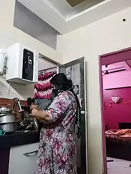 Snapshot of RESHMA_21 chatting on February 2025 10:40:02 AM RESHMA 21 online show from February 2025 10:40:02 AM