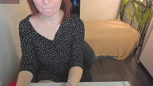 ZoeEast online show from October 2025 05:52:01 PM