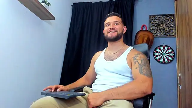 Snapshot of AndrewDiaz chatting on April 2026 06:36:01 AM AndrewDiaz online show from April 2026 06:36:01 AM