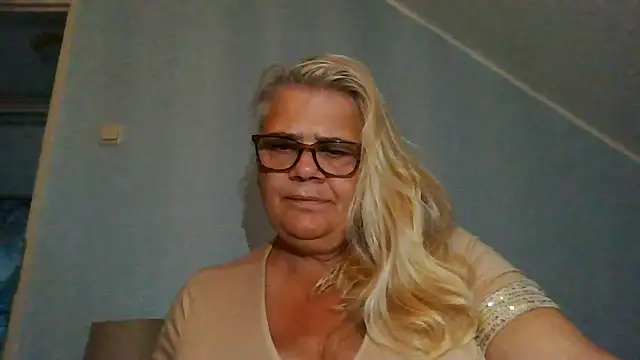 Snapshot of hotladymoon chatting on July 2026 06:07:02 PM hotladymoon online show from July 2026 06:07:02 PM