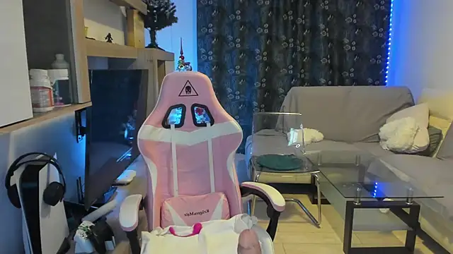 Snapshot of KaylaLaine chatting on December 2024 12:09:02 AM KaylaLaine online show from December 2024 12:09:02 AM