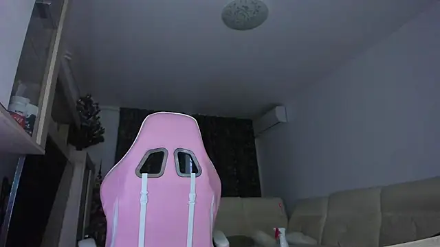 Snapshot of KaylaLaine chatting on January 2025 05:36:02 AM KaylaLaine online show from January 2025 05:36:02 AM