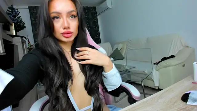 Snapshot of KaylaLaine chatting on February 2025 07:04:02 AM KaylaLaine online show from February 2025 07:04:02 AM