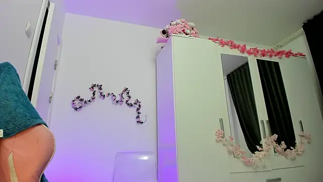 Snapshot of KaylaLaine chatting on September 2025 06:13:01 AM KaylaLaine online show from September 2025 06:13:01 AM