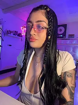 lucianaroy online show from April 2026 08:22:01 PM