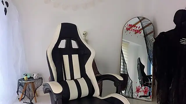 Snapshot of KristennBlue chatting on October 2025 04:17:02 PM KristennBlue online show from October 2025 04:17:02 PM