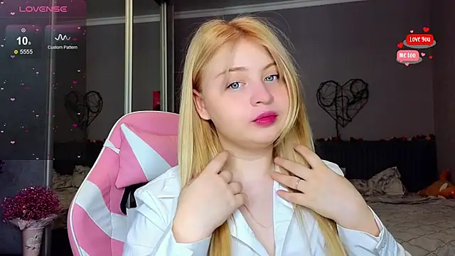 Snapshot of shy_blondiee chatting on February 2025 04:18:02 AM shy blondiee online show from February 2025 04:18:02 AM