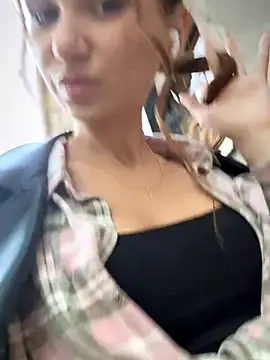 Snapshot of QuitieLia chatting on October 2025 02:36:02 PM QuitieLia online show from October 2025 02:36:02 PM