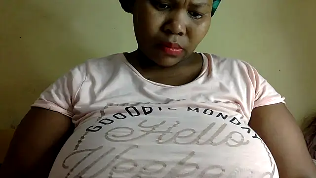 Snapshot of Real1SweetQueen chatting on February 2025 05:05:01 AM Real1SweetQueen online show from February 2025 05:05:01 AM