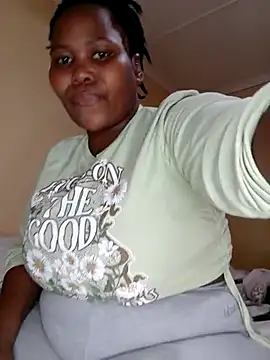 Snapshot of Real1SweetQueen chatting on February 2025 02:55:02 PM Real1SweetQueen online show from February 2025 02:55:02 PM