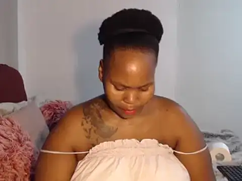 Snapshot of Real1SweetQueen chatting on October 2025 06:16:02 PM Real1SweetQueen online show from October 2025 06:16:02 PM