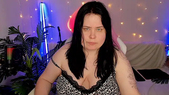 Snapshot of Akemi_BBW chatting on December 2024 06:53:02 PM Akemi BBW online show from December 2024 06:53:02 PM