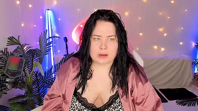 Snapshot of Akemi_BBW chatting on December 2024 04:20:02 AM Akemi BBW online show from December 2024 04:20:02 AM