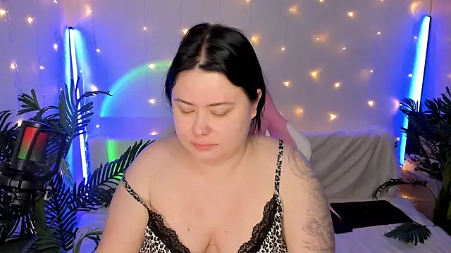 Snapshot of Akemi_BBW chatting on December 2024 06:46:02 AM Akemi BBW online show from December 2024 06:46:02 AM