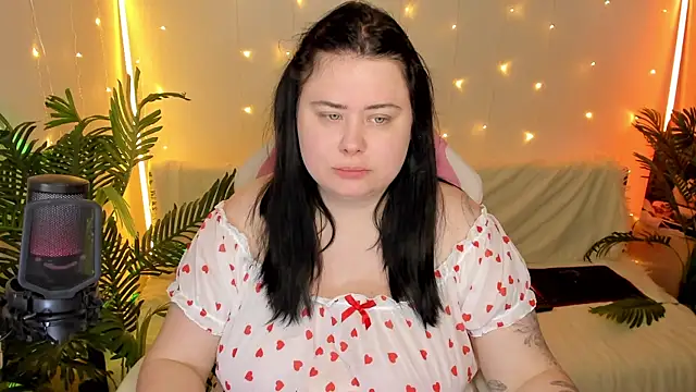 Snapshot of Akemi_BBW chatting on December 2024 06:05:02 PM Akemi BBW online show from December 2024 06:05:02 PM