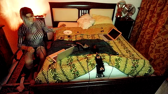 Snapshot of CharlotteVixxens chatting on April 2026 11:15:02 PM CharlotteVixxens online show from April 2026 11:15:02 PM