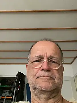 Snapshot of artXhibitor chatting on April 2026 07:24:01 AM artXhibitor online show from April 2026 07:24:01 AM