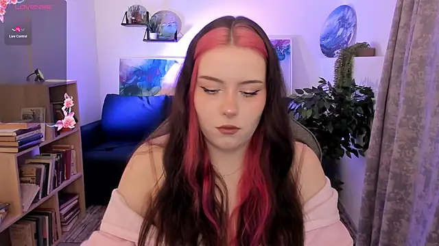 Snapshot of CoralineKeyns chatting on April 2026 05:38:01 AM CoralineKeyns online show from April 2026 05:38:01 AM