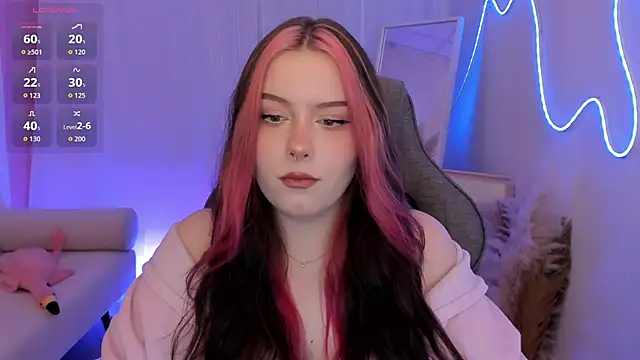 Snapshot of CoralineKeyns chatting on April 2026 05:32:02 AM CoralineKeyns online show from April 2026 05:32:02 AM