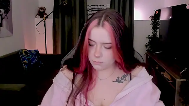 Snapshot of CoralineKeyns chatting on April 2026 03:20:01 AM CoralineKeyns online show from April 2026 03:20:01 AM