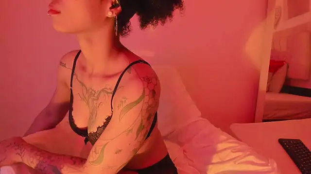 Snapshot of daiana_curly chatting on January 2025 03:07:01 PM daiana curly online show from January 2025 03:07:01 PM
