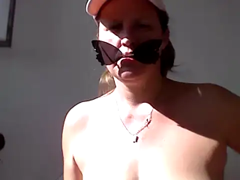 Snapshot of DragoneSFR chatting on March 2025 11:38:02 AM DragoneSFR online show from March 2025 11:38:02 AM