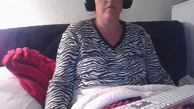 Snapshot of DragoneSFR chatting on October 2025 06:17:01 PM DragoneSFR online show from October 2025 06:17:01 PM