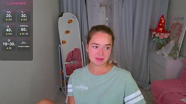 Snapshot of LovelyJessie chatting on October 2025 01:40:02 PM LovelyJessie online show from October 2025 01:40:02 PM