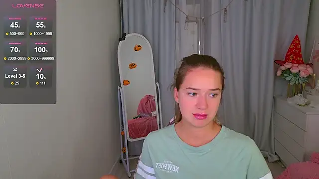 Snapshot of LovelyJessie chatting on October 2025 01:50:02 PM LovelyJessie online show from October 2025 01:50:02 PM