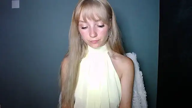 Snapshot of LuciaYoung chatting on September 2025 02:28:01 PM LuciaYoung online show from September 2025 02:28:01 PM