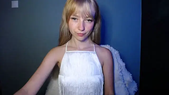 Snapshot of LuciaYoung chatting on September 2025 06:24:02 AM LuciaYoung online show from September 2025 06:24:02 AM