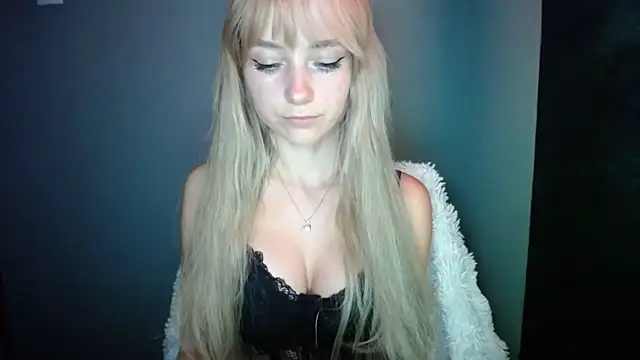 Snapshot of LuciaYoung chatting on September 2025 06:33:01 PM LuciaYoung online show from September 2025 06:33:01 PM