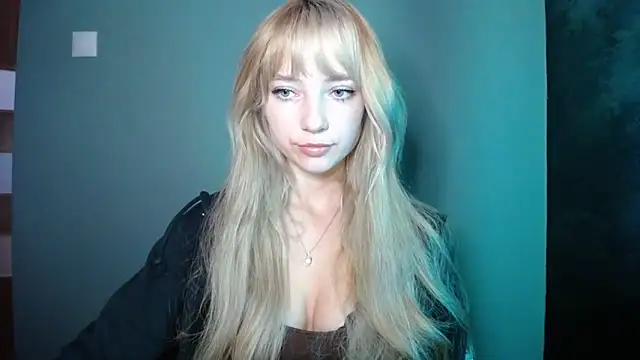 Snapshot of LuciaYoung chatting on October 2025 06:32:02 AM LuciaYoung online show from October 2025 06:32:02 AM