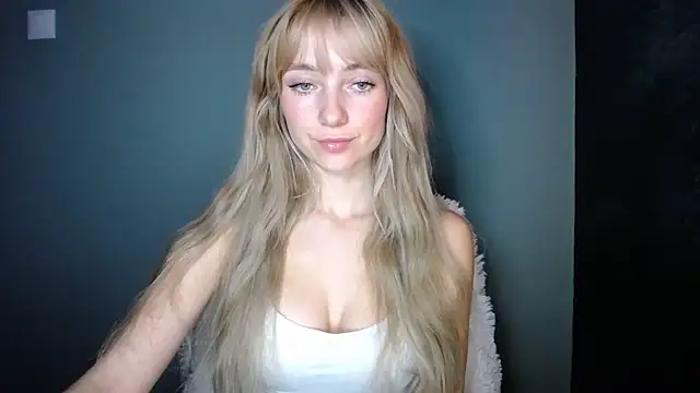 LuciaYoung online show from November 2025 07:36:02 PM