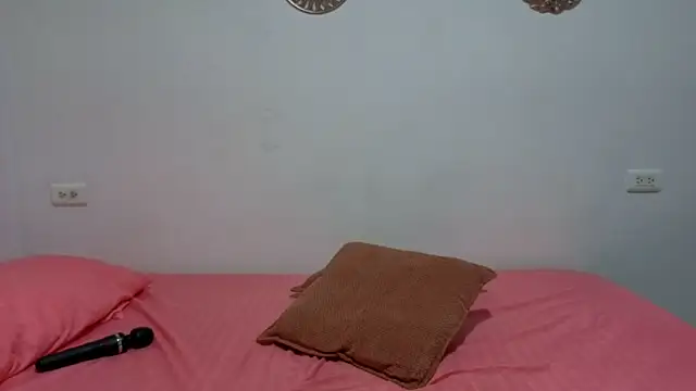 Issa Km  online show from December 2025 11:34:02 PM