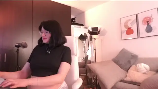 Anah s online show from December 2025 10:27:02 PM