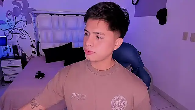 Niicky1  online show from December 2024 08:32:01 PM