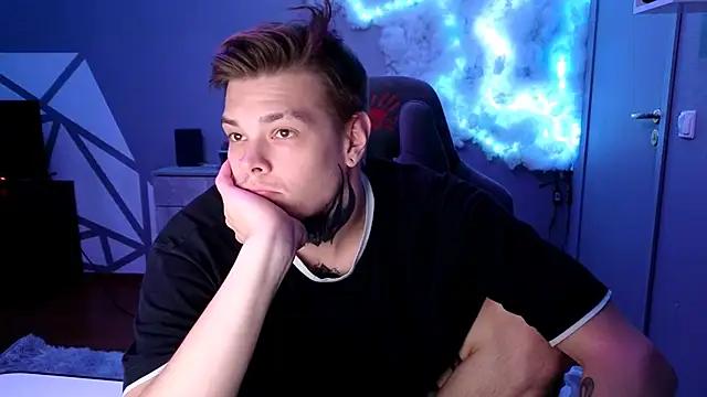 Snapshot of DENIS_HERE chatting on December 2024 05:00:01 PM DENIS HERE online show from December 2024 05:00:01 PM
