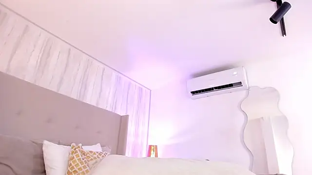 Snapshot of katie_cruz chatting on February 2025 08:24:01 PM katie cruz online show from February 2025 08:24:01 PM