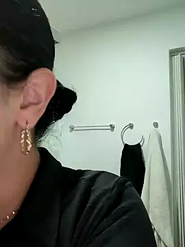 Snapshot of Lia_Hurley chatting on December 2024 12:44:02 PM Lia Hurley online show from December 2024 12:44:02 PM