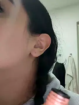 Snapshot of Lia_Hurley chatting on February 2025 02:35:02 PM Lia Hurley online show from February 2025 02:35:02 PM