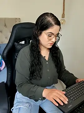 Snapshot of Lia_Hurley chatting on March 2025 08:37:02 PM Lia Hurley online show from March 2025 08:37:02 PM